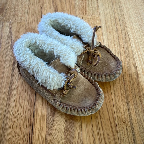 Kids Minnetonkaa Slippers - Picture 1 of 5